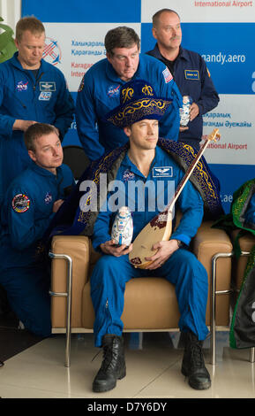 L'astronauta della NASA Tom Marshburn con doni di tradizionale abito Kazakistan durante una cerimonia di benvenuto all aeroporto di Karaganda Maggio 14, 2013 in Kazakistan. Hadfield, Romanenko e Marshburn restituito da cinque mesi a bordo della Stazione spaziale internazionale dove sono serviti come membri della spedizione 34 e 35 equipaggi. Foto Stock