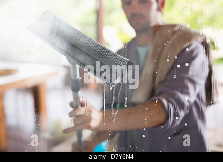 Uomo finestra di lavaggio con ventosa Foto Stock