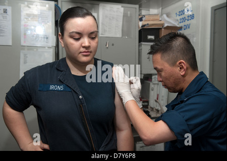 Sailor ottiene il vaiolo la vaccinazione a mare. Foto Stock