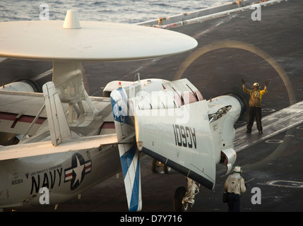 Hawkeye si sposta sulla catapulta a bordo della USS Dwight D. Eisenhower. Foto Stock
