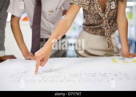 La gente di affari la lettura blueprint in riunione Foto Stock