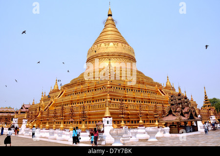 Tempio d'oro Shwezigon, Nyaung U, Bagan, Myanmar Foto Stock