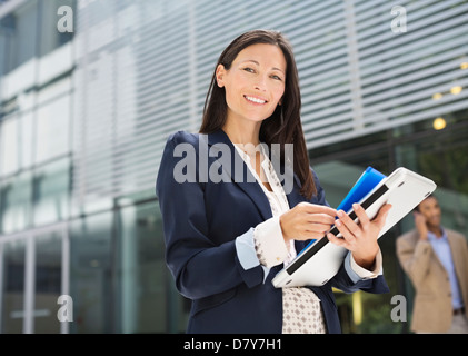 Imprenditrice a camminare su una strada di città Foto Stock