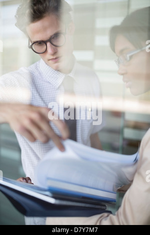 La gente di affari di parlare in ufficio Foto Stock