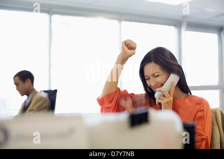 Imprenditrice tifo alla scrivania in ufficio Foto Stock