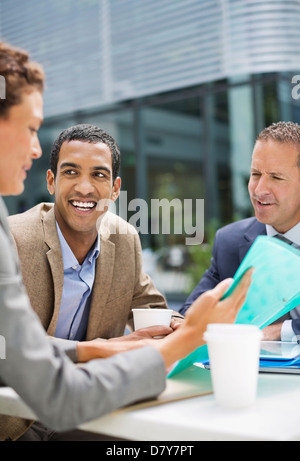 La gente di affari parlando in sale riunioni all'aperto Foto Stock