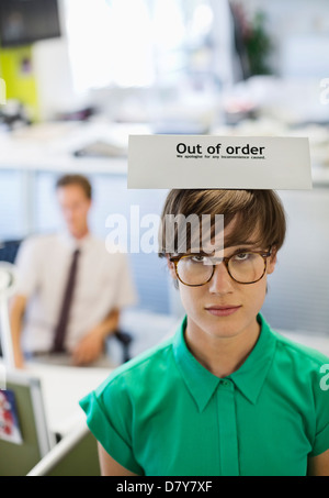 Imprenditrice indossando "fuori dell' ordine di segno Foto Stock