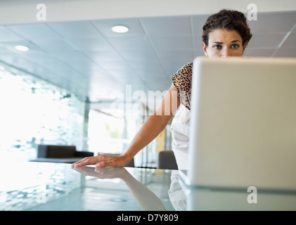 Imprenditrice lavorando sul computer portatile alla reception Foto Stock