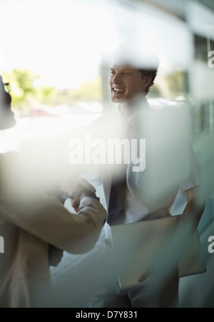 La gente di affari si stringono la mano in ufficio Foto Stock
