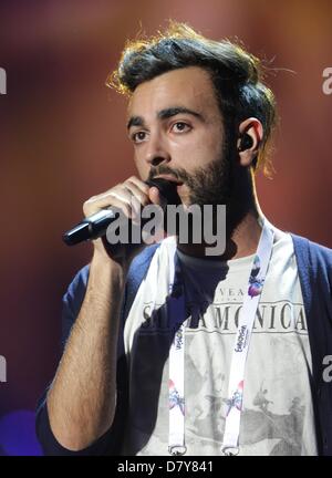 Il cantante Marco Mengoni in rappresentanza dell'Italia di eseguire durante  il Gran Finale del Concorso Eurovisione della canzone 2013 a Malmo, Svezia,  18 maggio 2013. La manifestazione annuale è guardato da milioni