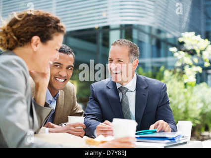 La gente di affari di parlare all'aperto Foto Stock