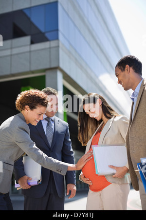 Imprenditrice azienda collega incinta il ventre Foto Stock