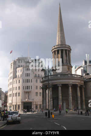 Tutte le anime Chiesa e BBC Broadcasting House Londra Foto Stock