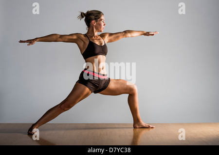 La donna caucasica la pratica dello yoga in studio Foto Stock