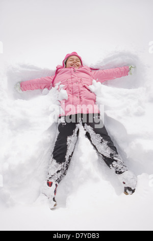 Ragazza ispanica rendendo angelo di neve Foto Stock Ragazza ispanica rendendo angelo di neve Foto Stock