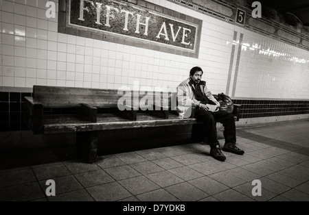 Un uomo di mezza età in attesa di Fifth Avenue la stazione della metropolitana di New York, Stati Uniti d'America Foto Stock