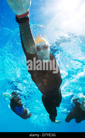 Triatleti nella muta subacquea Foto Stock