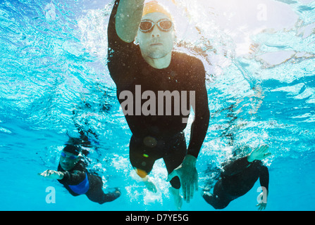 Triatleti nella muta subacquea Foto Stock