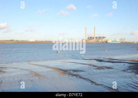 Vista di Tilbury B power plant da Gravesend Foto Stock