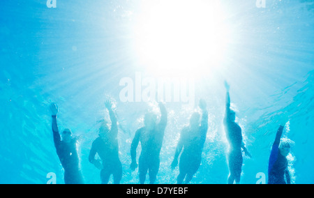 Triatleti nella muta subacquea Foto Stock