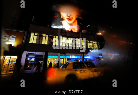 Una fotografia creativa di New York (Manhattan) di notte presa attraverso un steamy taxi il finestrino della cabina. Foto Stock