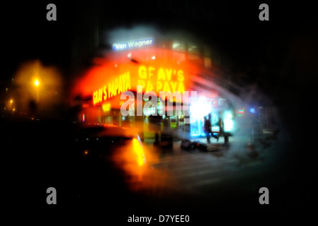 Una fotografia creativa di New York (Manhattan) di notte presa attraverso un steamy taxi il finestrino della cabina. Foto Stock