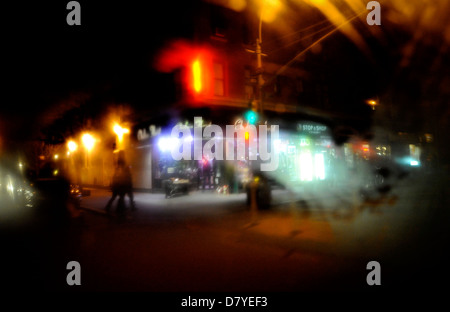 Una fotografia creativa di New York (Manhattan) di notte presa attraverso un steamy taxi il finestrino della cabina. Foto Stock