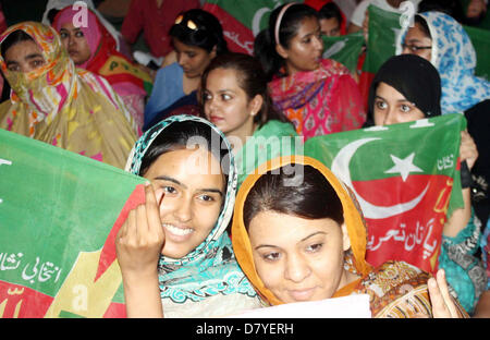 I sostenitori del Tehreek-e-Insaf (PTI) chant slogan contro presunti brogli nelle elezioni generali durante la manifestazione di protesta presso l' Università road a Karachi il mercoledì 15 maggio, 2013. Foto Stock