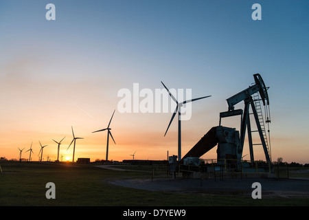 Pompa olio di jack e di turbine eoliche al tramonto nel centro di Oklahoma vicino a Calumet. Foto Stock