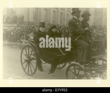 Questa foto mostra il presidente Woodrow Wilson in viaggio per il funerale del presidente Warren G. Harding, segnando un momento significativo nella storia presidenziale degli Stati Uniti. Foto Stock