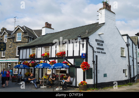 Queens Head pub in Hawkshead villaggio nel distretto del lago, Cumbria, Inghilterra. Foto Stock