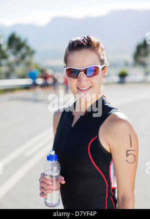 Runner permanente sulla strada rurale Foto Stock