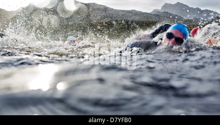 Nuotatori schizzi in acqua Foto Stock