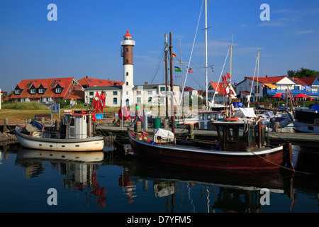 Pescherecci con reti da traino di pesce al porto di Timmendorf, Poel Isola, Mecklenburg, Germania Foto Stock