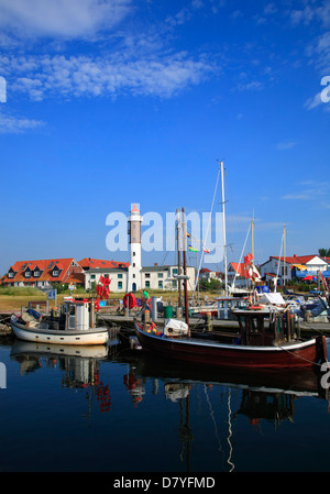 Pescherecci con reti da traino di pesce al porto di Timmendorf, Poel Isola, Mecklenburg, Germania Foto Stock