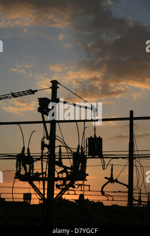 Treno di overhead di linee di alimentazione a roma Italia al tramonto Foto Stock