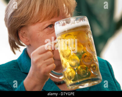 Monaco di Baviera, Germania. 15 Maggio, 2013. Il cancelliere tedesco Angela Merkel bevande birra al 'Truderinger Volksfest" a Monaco di Baviera, Germania, il 15 maggio 2013. Merkel a seguito di un invito dal locale CSU. Foto: Peter Kneffel/dpa/Alamy Live News Foto Stock