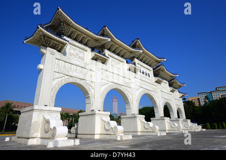 Archi presso Piazza Liberty in Taipei, Taiwan. Foto Stock