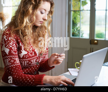 Donna shopping sul computer portatile Foto Stock