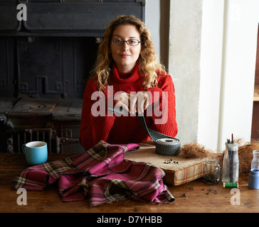 Donna con imbottitura cinghia e panno per pulizia Foto Stock