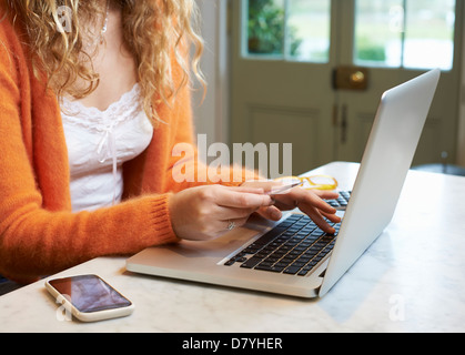 Donna shopping sul computer portatile Foto Stock