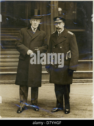 Una fotografia storica con il presidente Woodrow Wilson e il re Giorgio V d'Inghilterra durante la conferenza di pace di Parigi del 1919. Questa immagine cattura i due leader durante un momento cruciale nella diplomazia post-guerra. Foto Stock