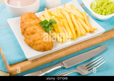 Fish & Chips - martoriata filetti di merluzzo, trucioli e fiacco piselli. Foto Stock