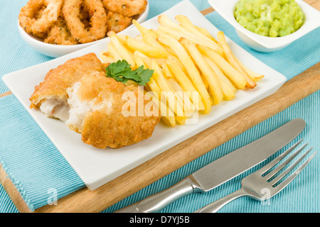 Fish & Chips - martoriata filetti di merluzzo, trucioli e fiacco piselli. Foto Stock