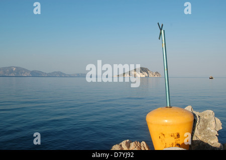 Isolotto di Marathonisi come visto da un molo su Keri Beach nella Baia di Laganas. Zante, Grecia. Foto Stock