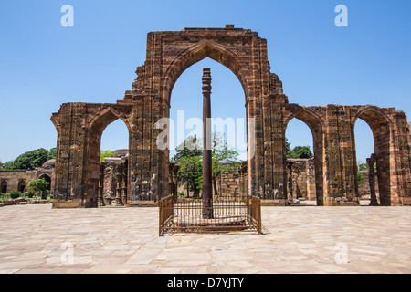 Colonna di ferro di Delhi al Qutub Minar complesso, Delhi, India Foto Stock