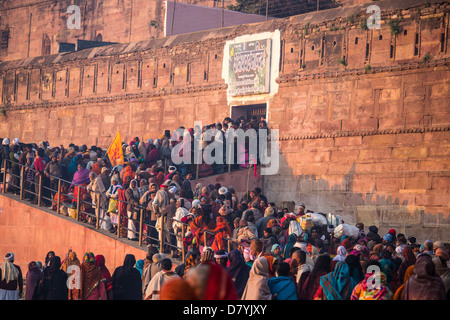 Pellegrini indù schierate al tempio Patalpuri nella parete del fort di Allahabad, India Foto Stock