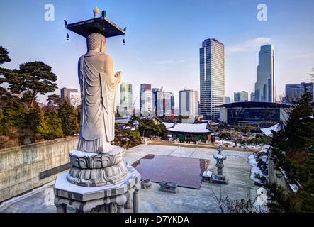 Skyline del centro di Seoul, Corea del Sud dal Tempio Bongeunsa Foto Stock