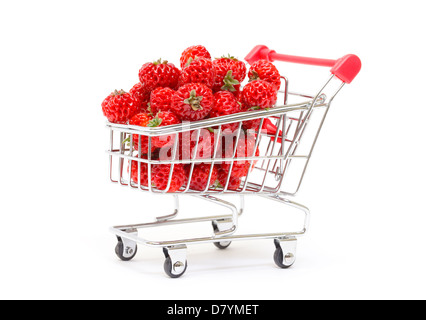 Ripe rosso Fragole nel carrello, su sfondo bianco Foto Stock