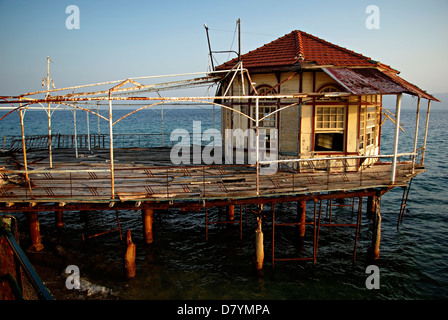 Vecchio abbandonato e rusty pier al tramonto. Foto Stock